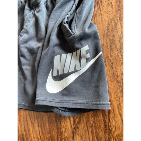 Nike boys medium soft shorts - Picture 2 of 3
